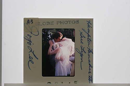 תצלום שקופיות של המפטון פנצ'ר וסו ליון נשיקה ביום חתונתם.