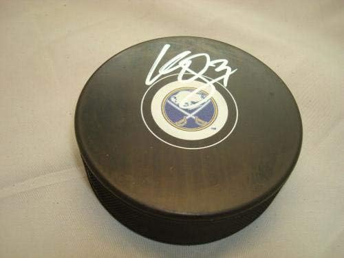 קייל אוקפוסו חתום באפלו סברס הוקי פאק חתימה בקט באס COA 1B - Pucks NHL עם חתימה עם חתימה